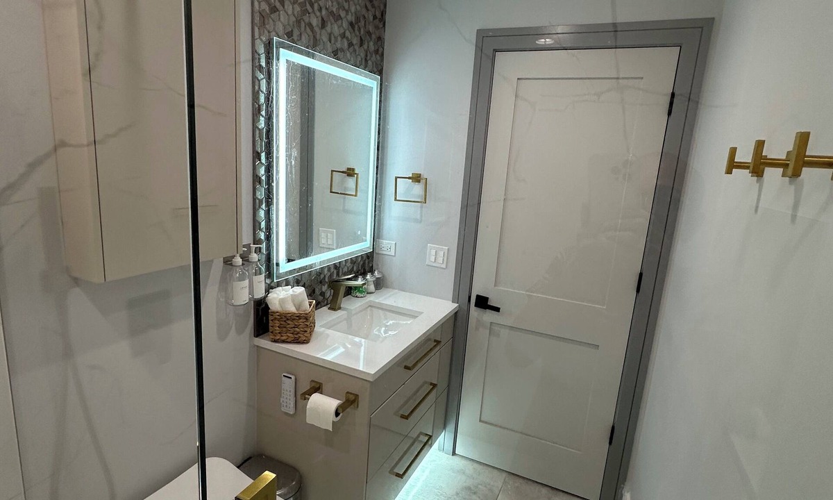 Dunning Apartment | Exquisite Chicago Modern Rooftop, Sleeps 9