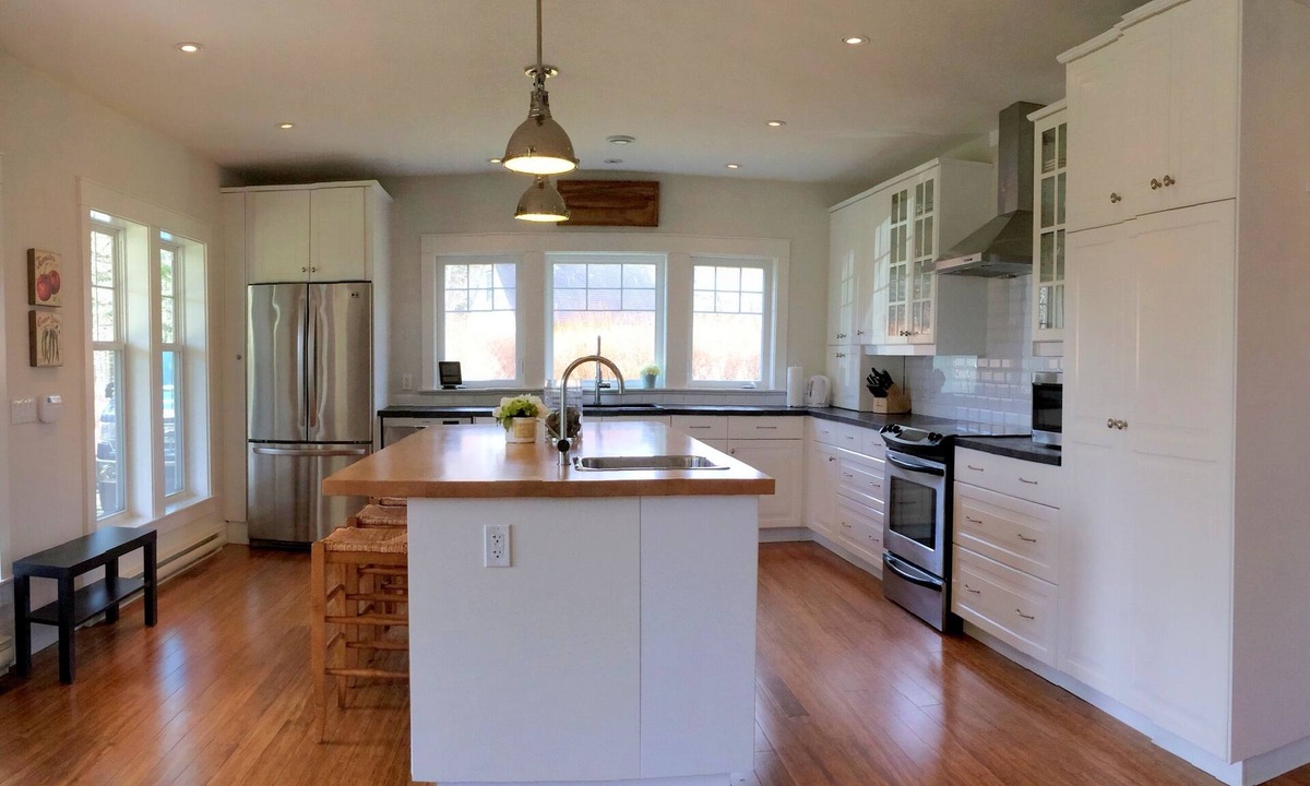 Chester House | EXQUISITE DESIGNER CHESTER VILLAGE CLASSIC! 5Bdm 2Bath