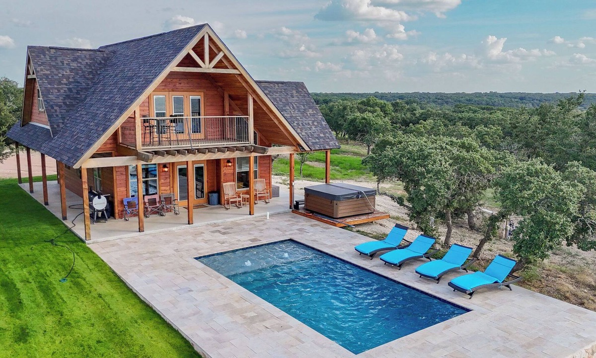 Lampasas Cottage | Exquisite Hill Country Cottage-Giraffe experiences, millions of bluebonnets now!