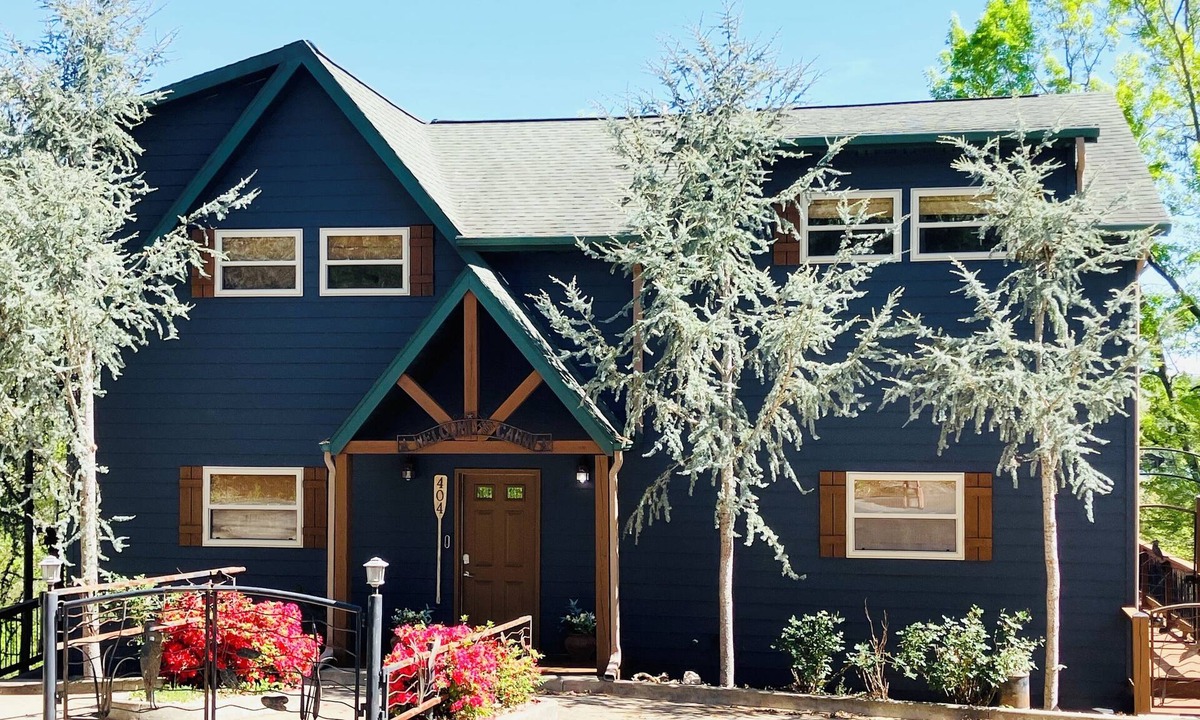 Lampe Cabin | Exquisite Lakefront Cabin- 4BR/4BA Sleeps 10