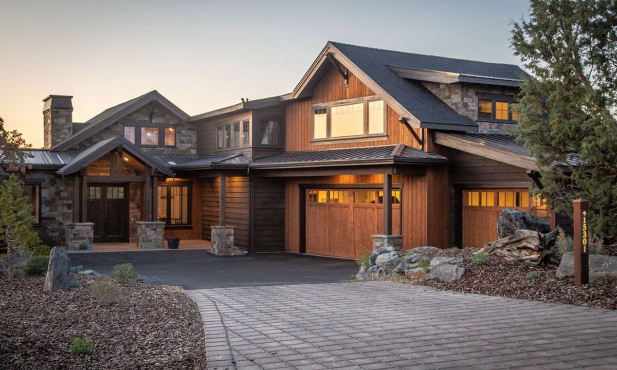 Powell Butte House | Exquisite Luxury Home with Panoramic Mountain Views & First-Class Amenities