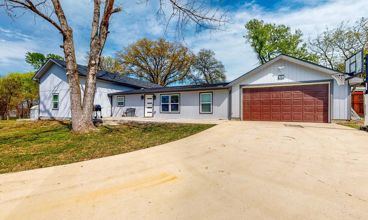 Quinlan House | Exquisite Waterfront - New Construction w/Kitchen