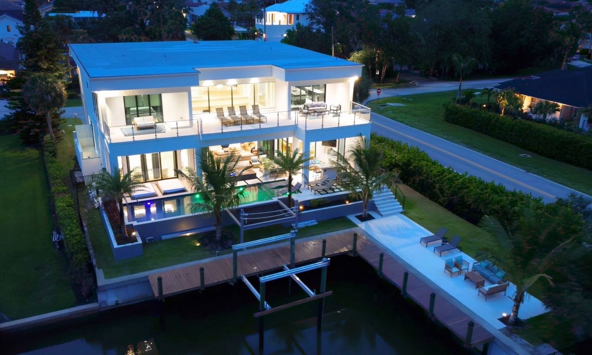 Connors House | Exquisite Waterfront 6-Bed Home in Naples, Pool & Spa
