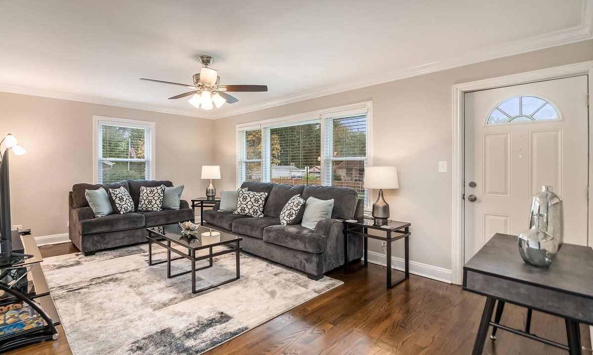 Elgin House | Extended Stay Elgin FHS Rental - Jay St