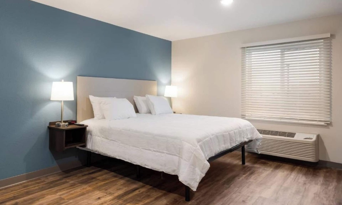 Austin Hotel | Extended Stay Gem in a Queen Bed Room – Kitchen, Comfort & Pet Access