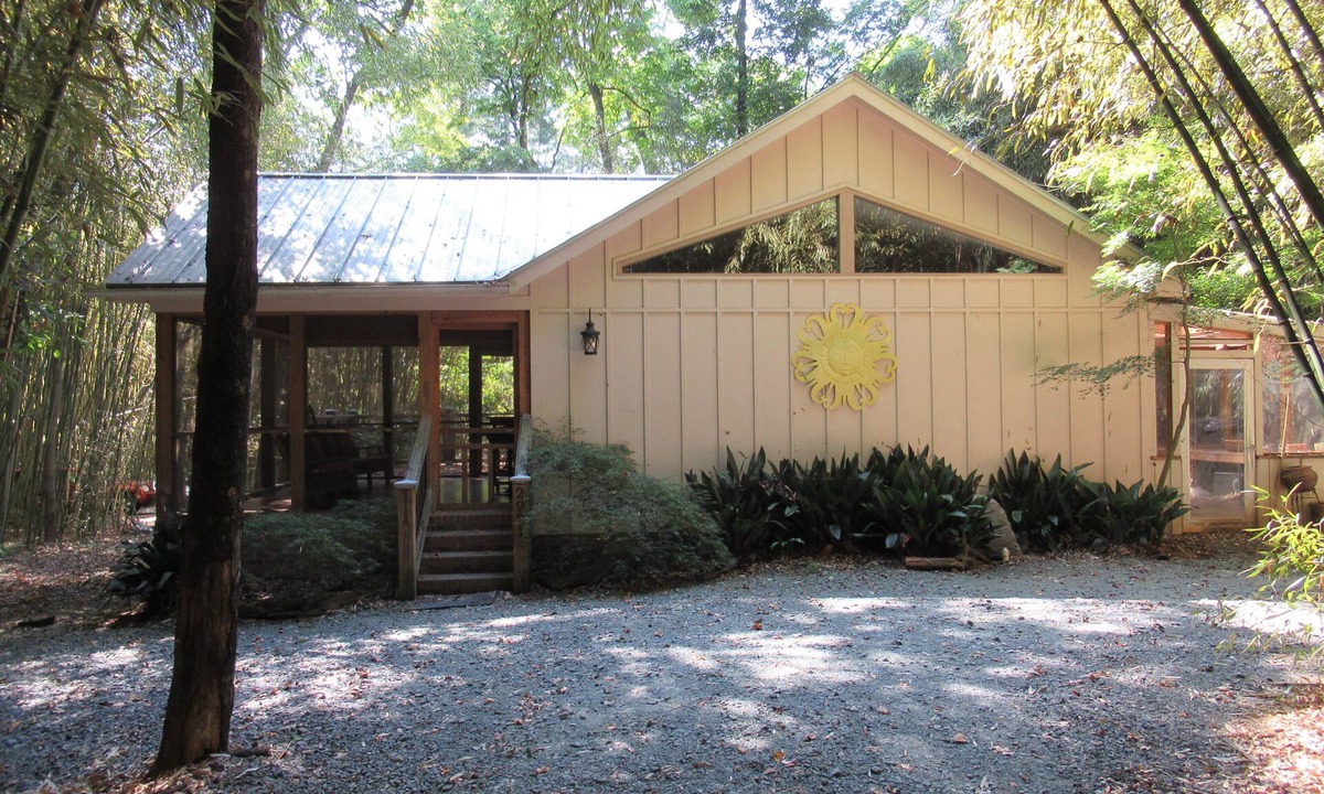 Burlington House | Extended Stay property with 30 day minimum stay required.