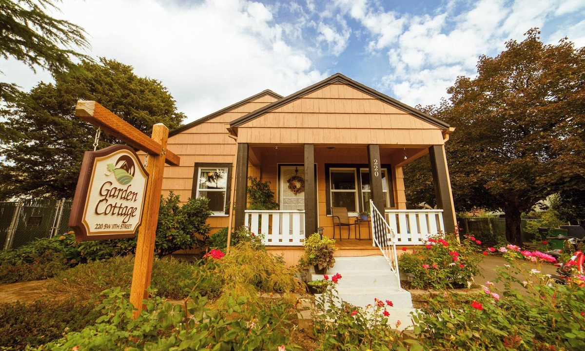 Dundee House | Extended Stay Rental - Dundee Garden Cottage