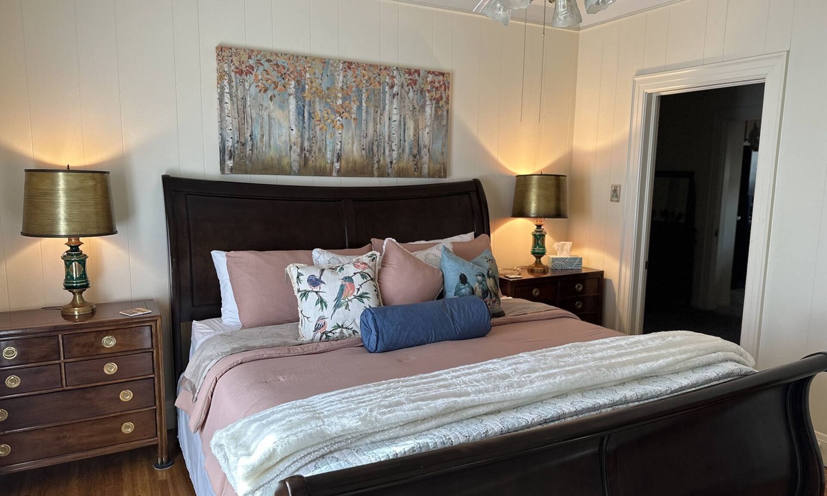 Sayles Blvd. Area House | Extended stay welcome