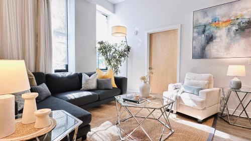 Downtown Apartment | Extra-Large Downtown 5B2B Apt, Kitchen and Laundry, Walk to Convention Center & PPAC