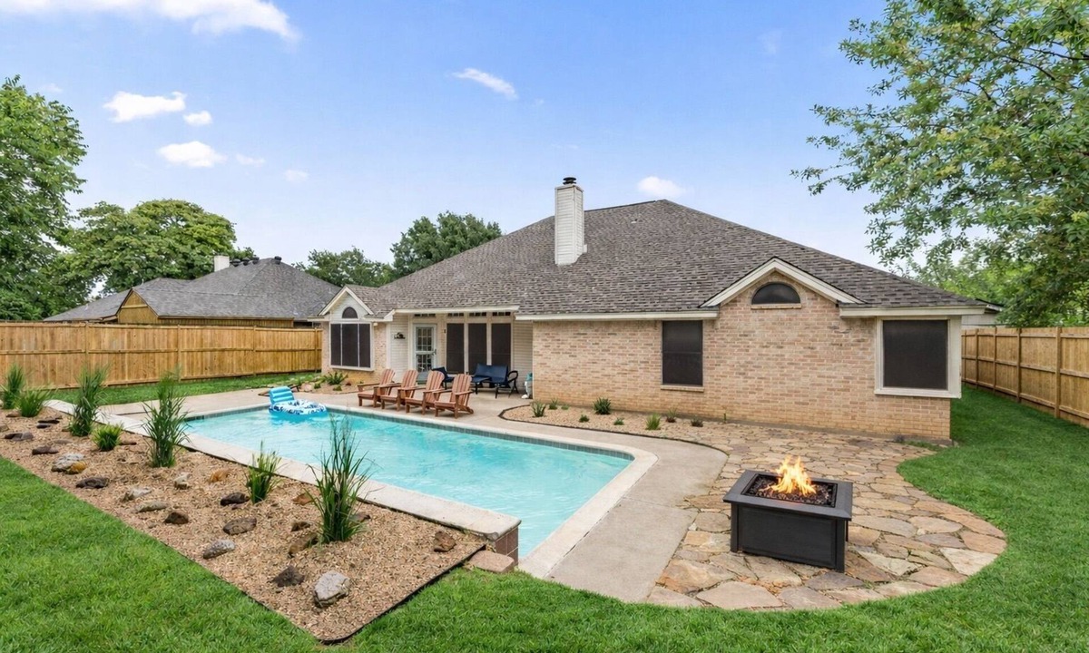 North Richland Hills Villa | Extraordinary Pool Villa - Outdoor Fun, Near Stadiums