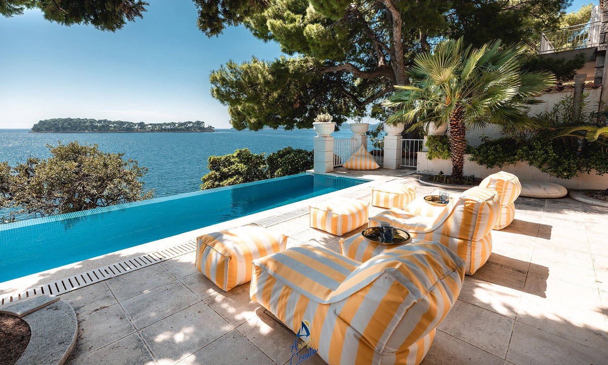 Lozica Villa | Extraordinary seafront villa with pool for up to 9 people