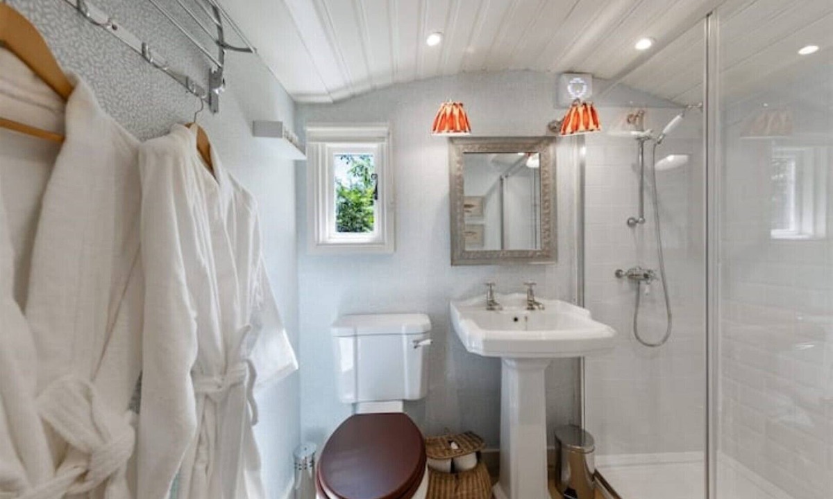 Wichling Cabin | Extremely remote elegant hut set with valley views immersed in nature.