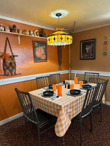 Lawton House | EZ 1 mile to Fort Sill! Pumpkin Cottage sleeps 9, grills, firepit, laundry