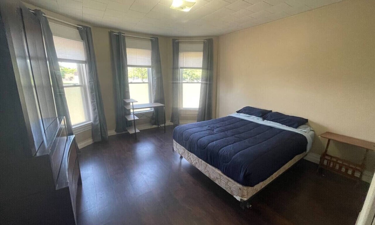 Downtown Syracuse Apartment | (F1) Convenient 3br Syracuse University apartment