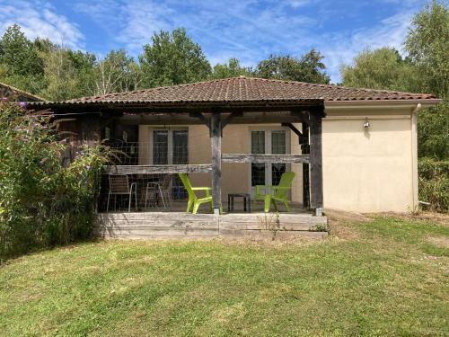 Compreignac Apartment | F1 noir/anis, avec terrasse couverte et jardin (E)