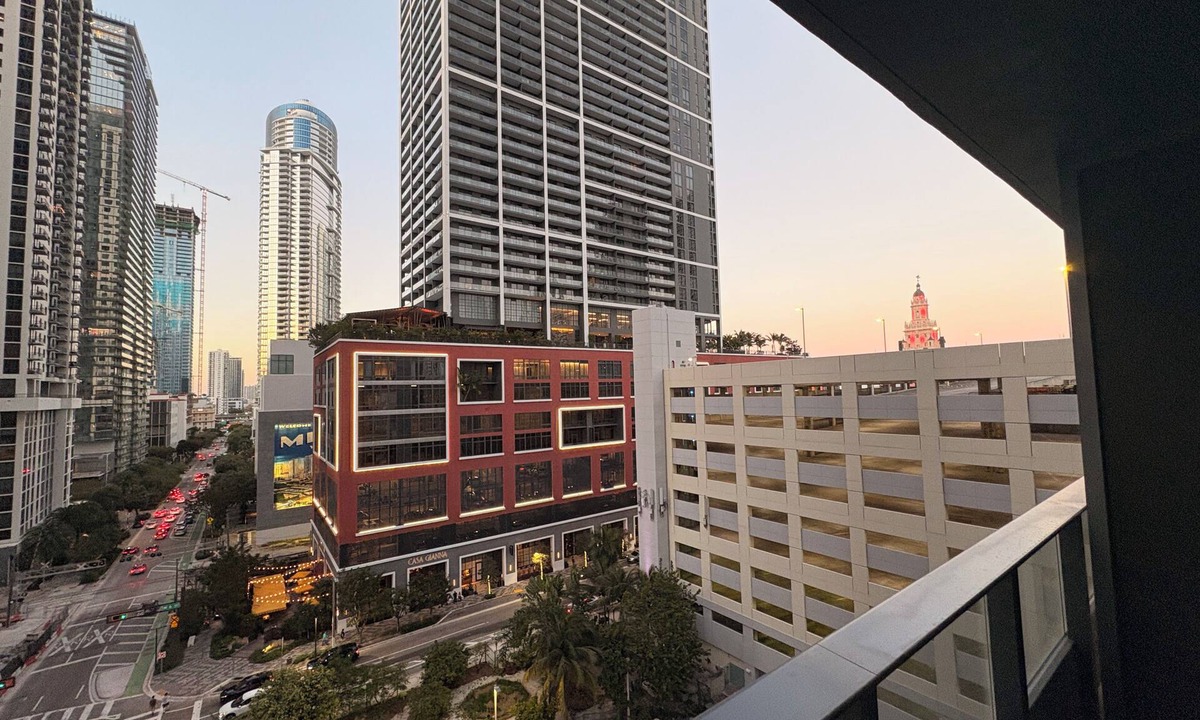 Downtown Miami Condo | F1008 - Modern Corner 1-Bdr Apt with Pool & Gym in Miami Downtown