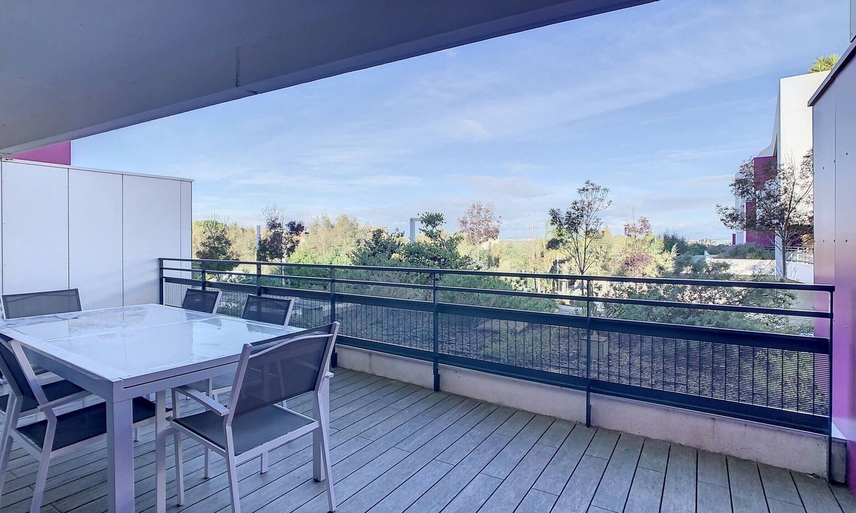 Palavas-les-Flots Apartment | F2 Apartment with Terrace, Shared Pool, Near Beach