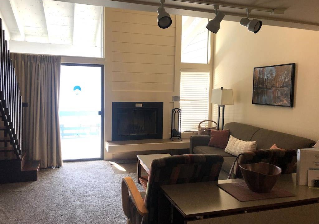 Wapato Point Apartment | F3 Poolside Condo with Mountain Views