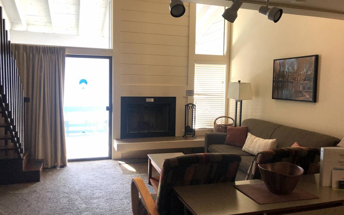 Wapato Point Apartment | F4 Poolside Condo with Mountain Views