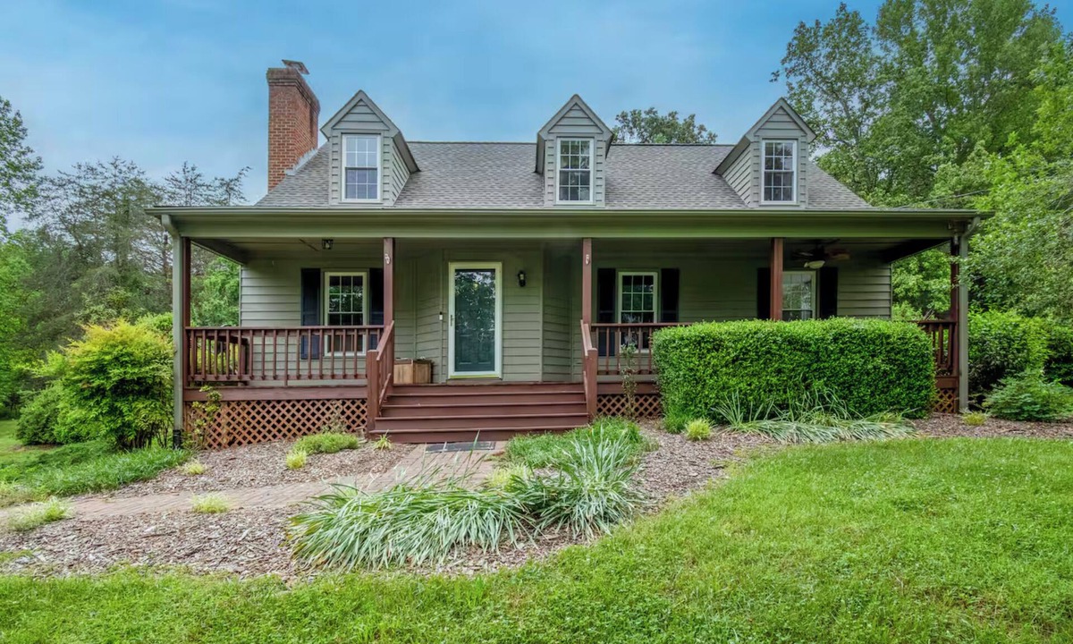 Faber House | Faber VA Hilltop Escape - On Route 151 - Sleep 10 - New Sauna, Firepit and Deck