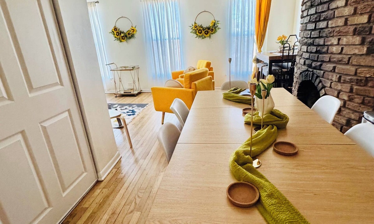 Sheffield and DePaul Apartment | Fabulous 2-bedroom apartment with AC in Chicago