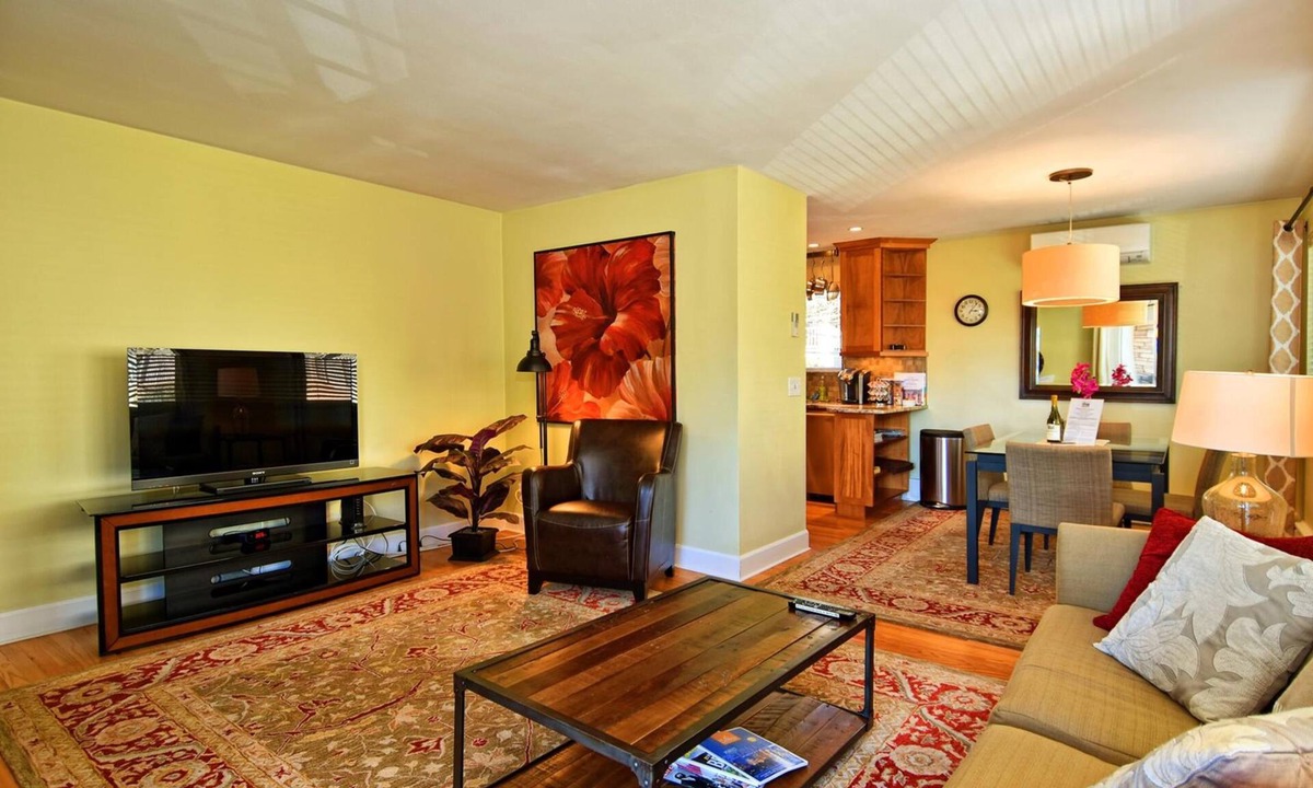 Lower Queen Anne Condo | FABULOUS 2BD CONDO - AC - PRIVATE DECK WITH VIEW - 5 STAR RATINGS