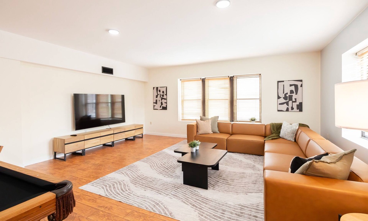 Tremont Apartment | Fabulous 3 Bed/2 Bath in Tremont w/Parking