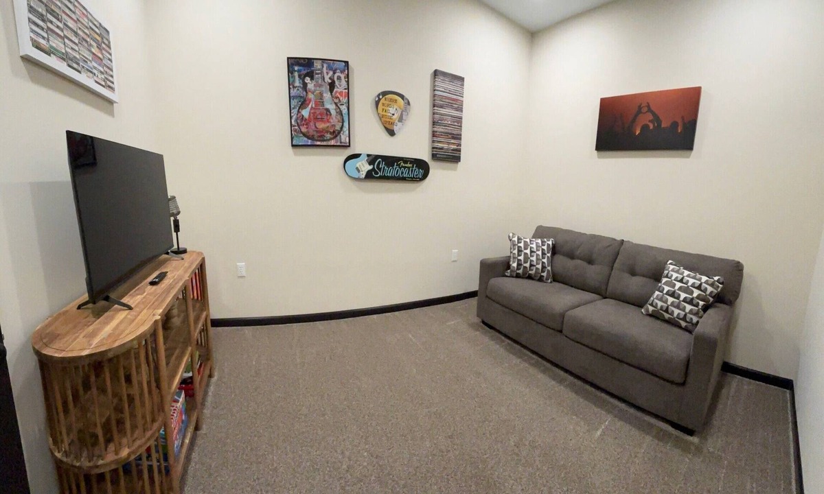 Fort Scott Apartment | Fabulous 3-bedroom apartment in charming Fort Scott