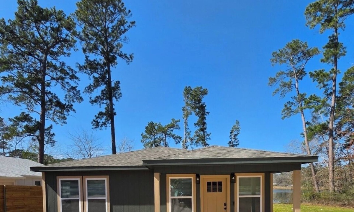 Montgomery House | Fabulous 4-bedroom 2.5 bath Lake Cottage