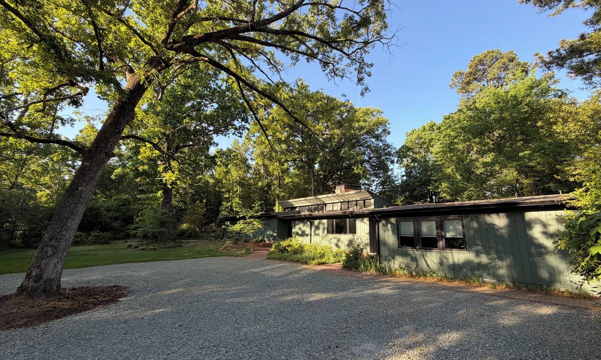 Chapel Hill House | Fabulous 4-bedroom mid-century home in charming Chapel Hill, walkable to UNC