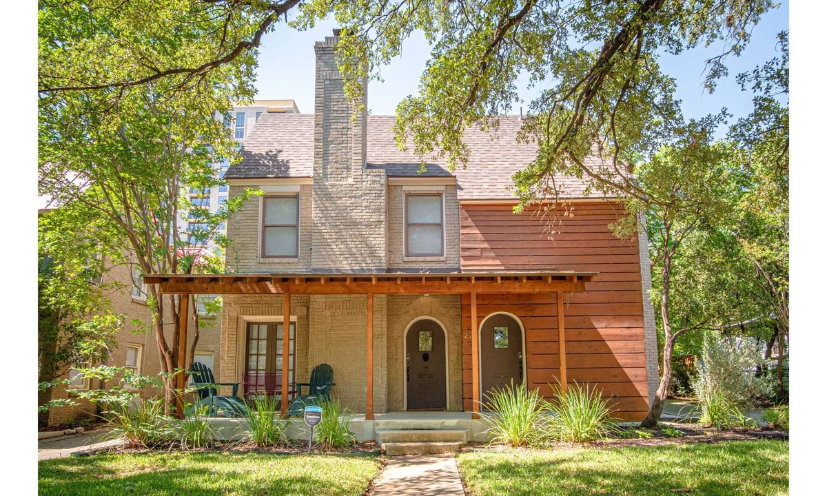 Mahncke Park House | Fabulous 4 BR w/Fire Pit & Hot Tub Near Downtown