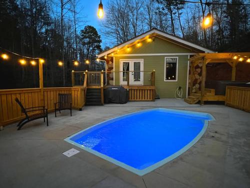 Gatlinburg House | Fabulous 4Bed 3 bath Cottage Pool Hot tub Games