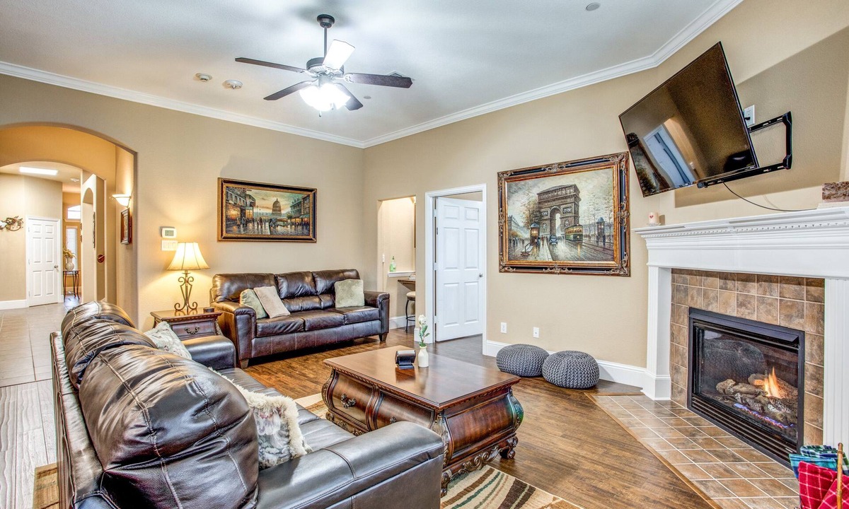 Panther Creek Estates House | Fabulous 5 Bedroom/4 bath Home 4K TV's Fireplace Foosball!