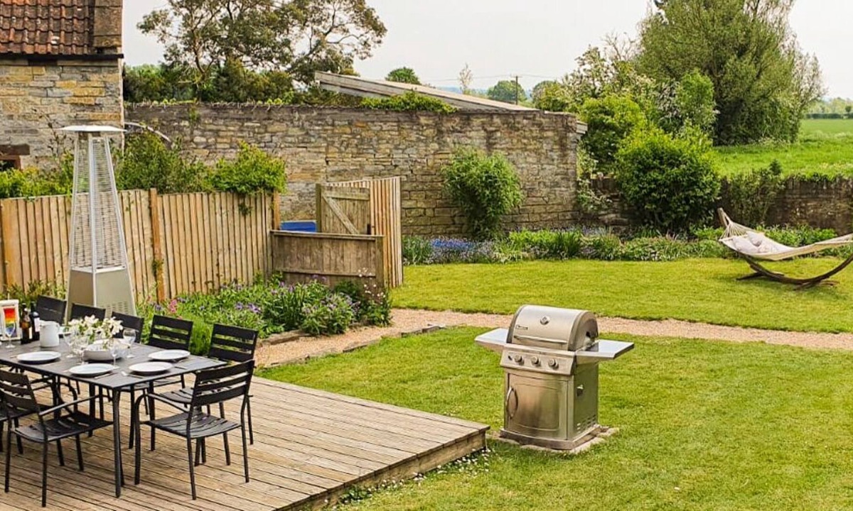 Muchelney House | Fabulous Barn with Private Hot Tub, Pool