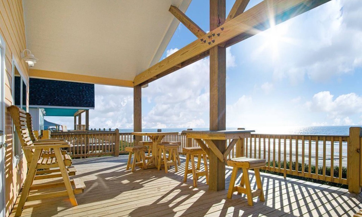 Port Bolivar House | FABULOUS BEACHFRONT! Pets OK-Huge Deck! Lots of space below! Steps to beach