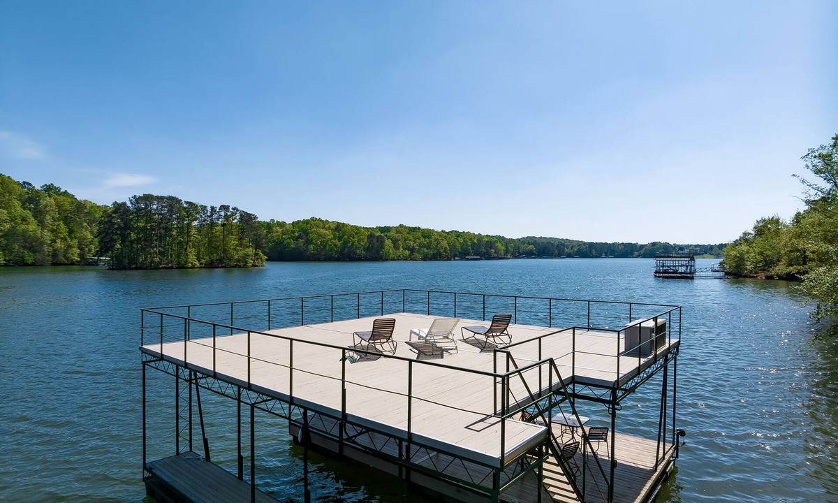 Gainesville House | Fabulous cove and location! Spacious 5 BR/4.5 BA, Outdoor Kitchen & Fire Pit