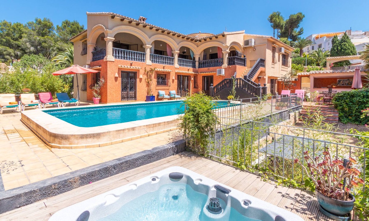 San Jaime Villa | Fabulous family villa with large pool and Jacuzzi in exclusive area next to golf