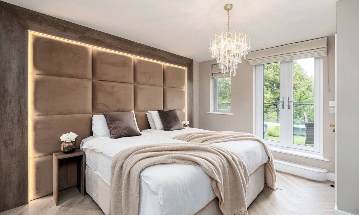 Salford Villa | Fabulous Group Accommodation at Riverside Villas