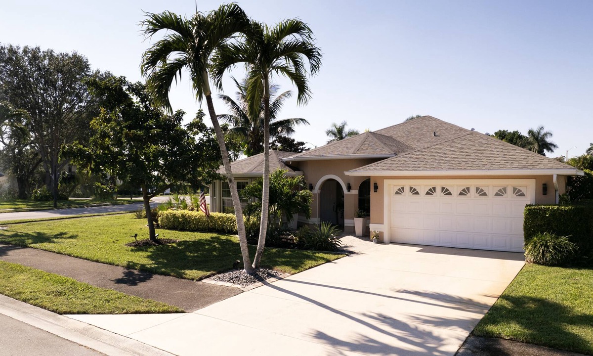 Crown Pointe House | Fabulous Lakefront Naples Home