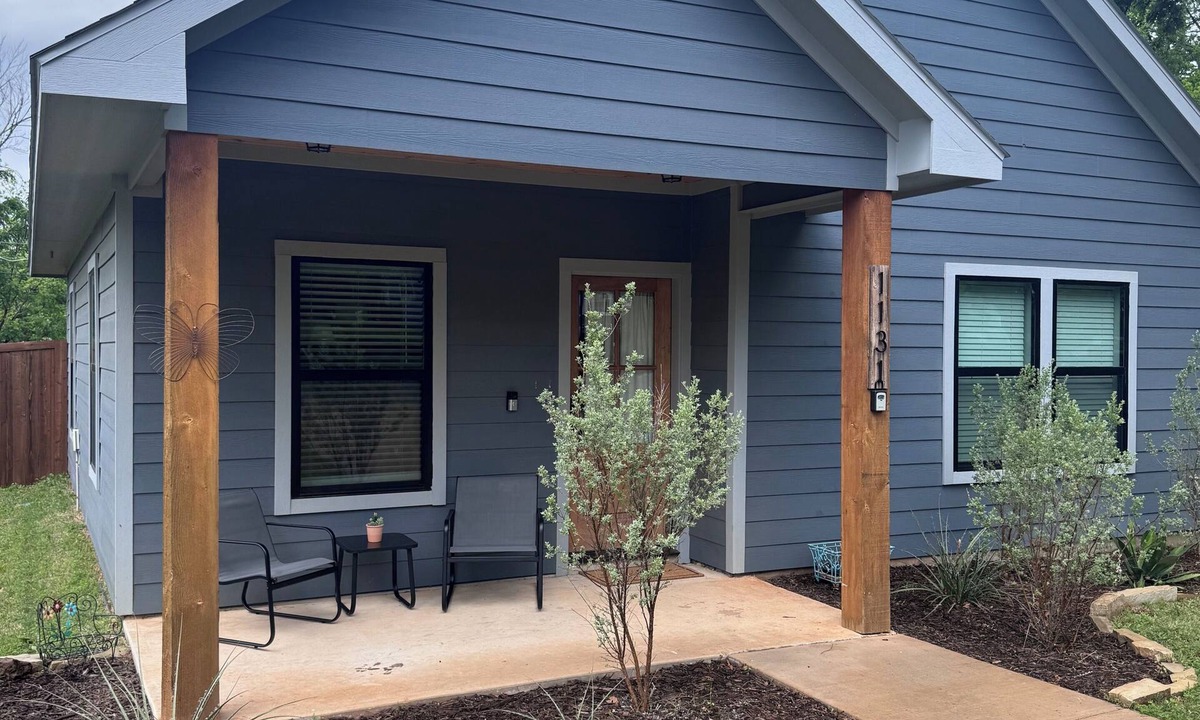 Denison House | Fabulous new modern 3-bedroom house near historic downtown Denison