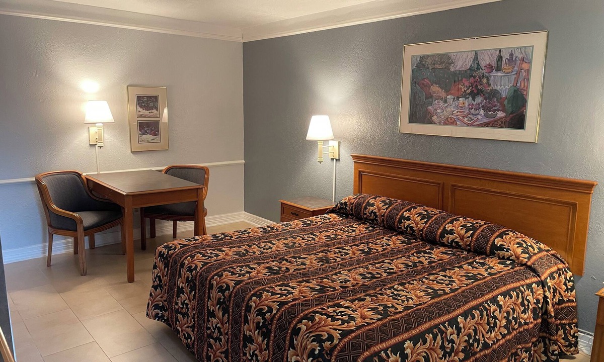 Braeburn Hotel | Fabulous Non-Smoking King Bedroom with AC in vibrant Houston