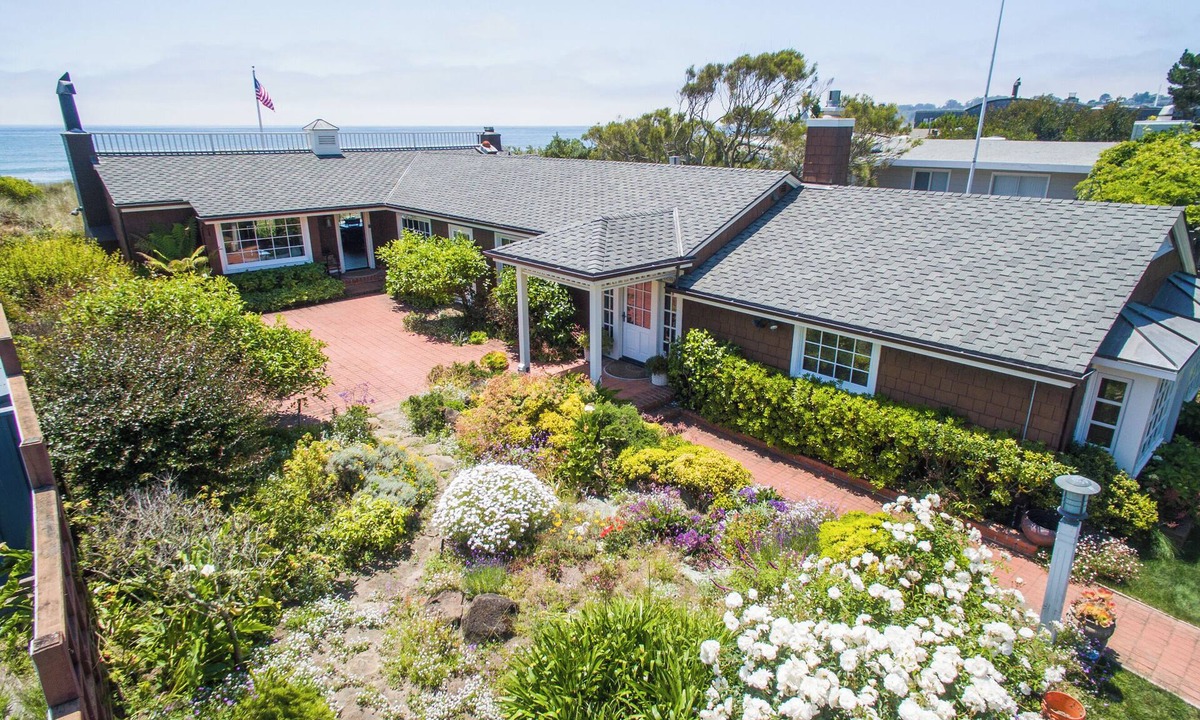 Stinson Beach House | Fabulous Oceanfront Family Home in Seadrift