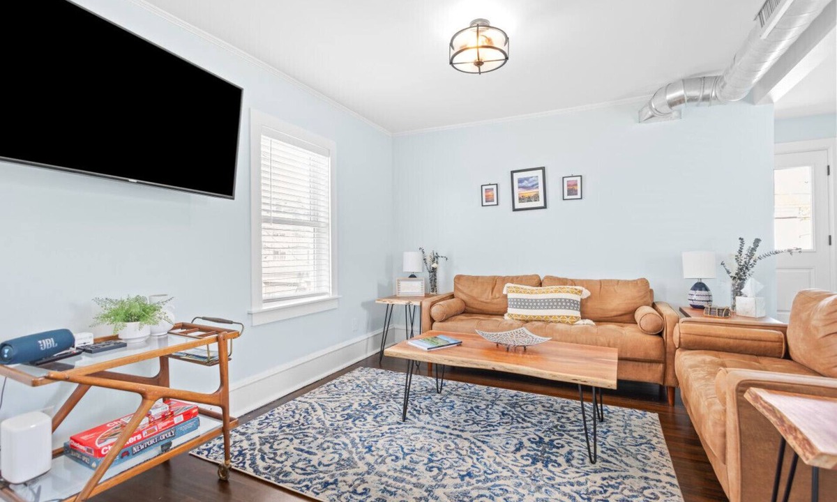 Cliff Walk Apartment | Fabulous Pied-á-Terre Close to Beaches & Downtown!