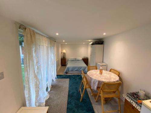Runnymede Apartment | FABULOUS Self contained GARDEN STUDIO EGHAM