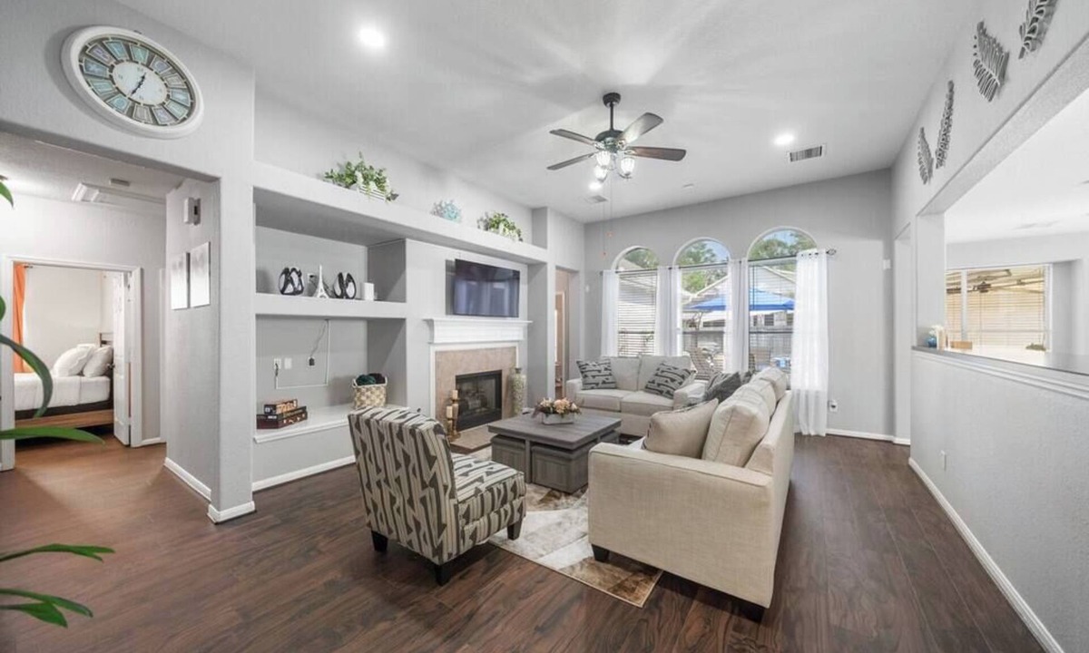 College Park House | Fabulous Woodlands Home w/pool