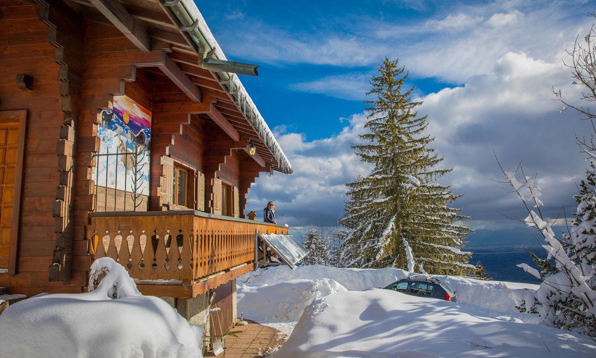 Mijoux Ski Chalet | Facing Mt Blanc and Lake Geneva.