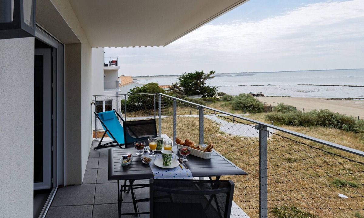 La Gueriniere Apartment | Facing the sea - 50 m from the beach