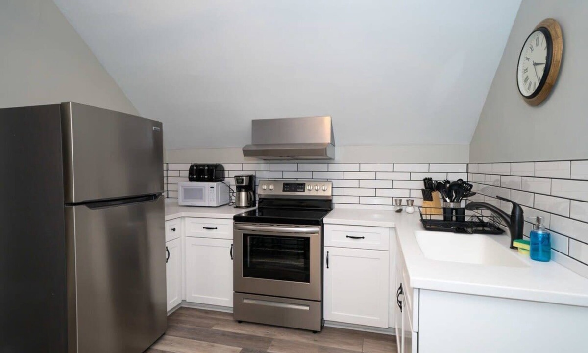 Ghent Apartment | Fairfax Manor Compass Suite