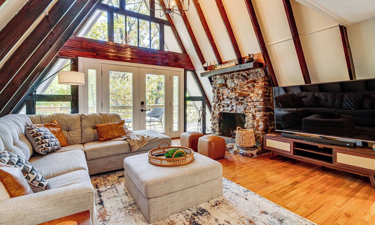 Fairfield Bay Cabin | Fairfield Bay Home w/Pool Access & Boat Slip