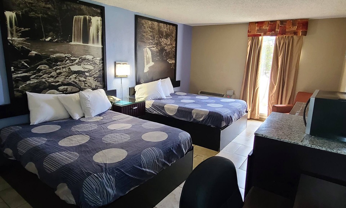 Jonesboro Hotel | Fairview Inn & Suites